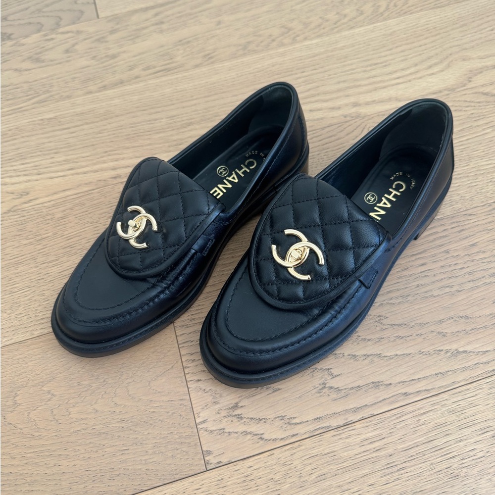 Chanel Black Quilted Lambskin CC Turnlock Loafers – Size 37